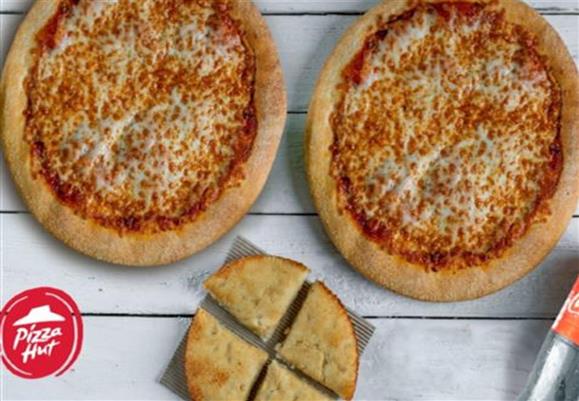 2 מגשי פיצות משפחתיות + לחם שום + בקבוק שתיה לא כולל משלוח ברשת פיצה האט רק 118 ₪ במקום 191 ₪ בתוקף עד 31/12/2025 מזון וקולינריה